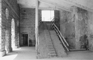 escalera que sube de los talleres a logia que comunica con la zona noble. Obsérvese el efecto claraboya que simboliza el éxito. Universidad Laboral de Gijón