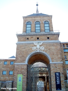 Torreón de entrada a la zona noble de la Universidad Laboral de Gijón