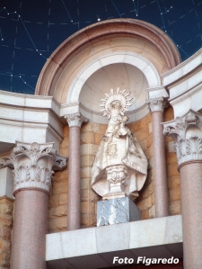 Virgen de Covadonga, o Santina, sobre la puerta de la Iglesia de la Universidad Laboral en Gijón.