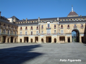 Plaza Mayor y epicentro de esa ciudad ideal. Universidad Laboral de Gijón