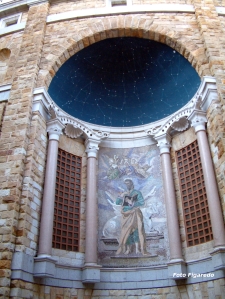 detalle de fachada de la iglesia de la Universidad Laboral en Gijón