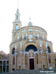 Iglesia, con su torre al fondo, en Universidad Laboral de Gijón