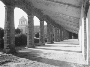 soportales separando los talleres del exterior. Universidad Laboral de Gijón