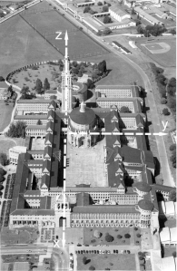 decumanus maximus entre la entrada y la torre.